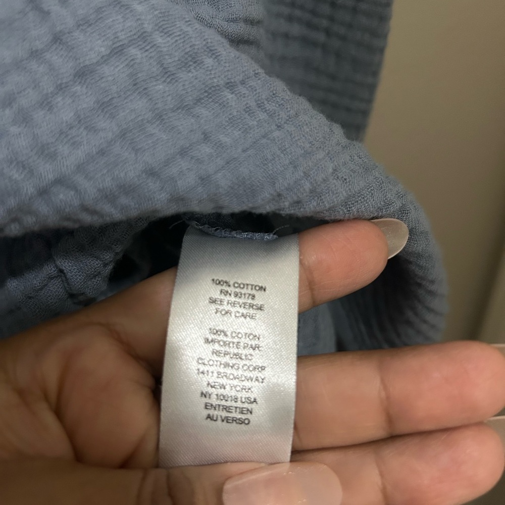 T Tahari Woman Extended Shoulder Crewneck Woven Gauze Blouse
Crinkle Side Slit - Picture 5 of 6